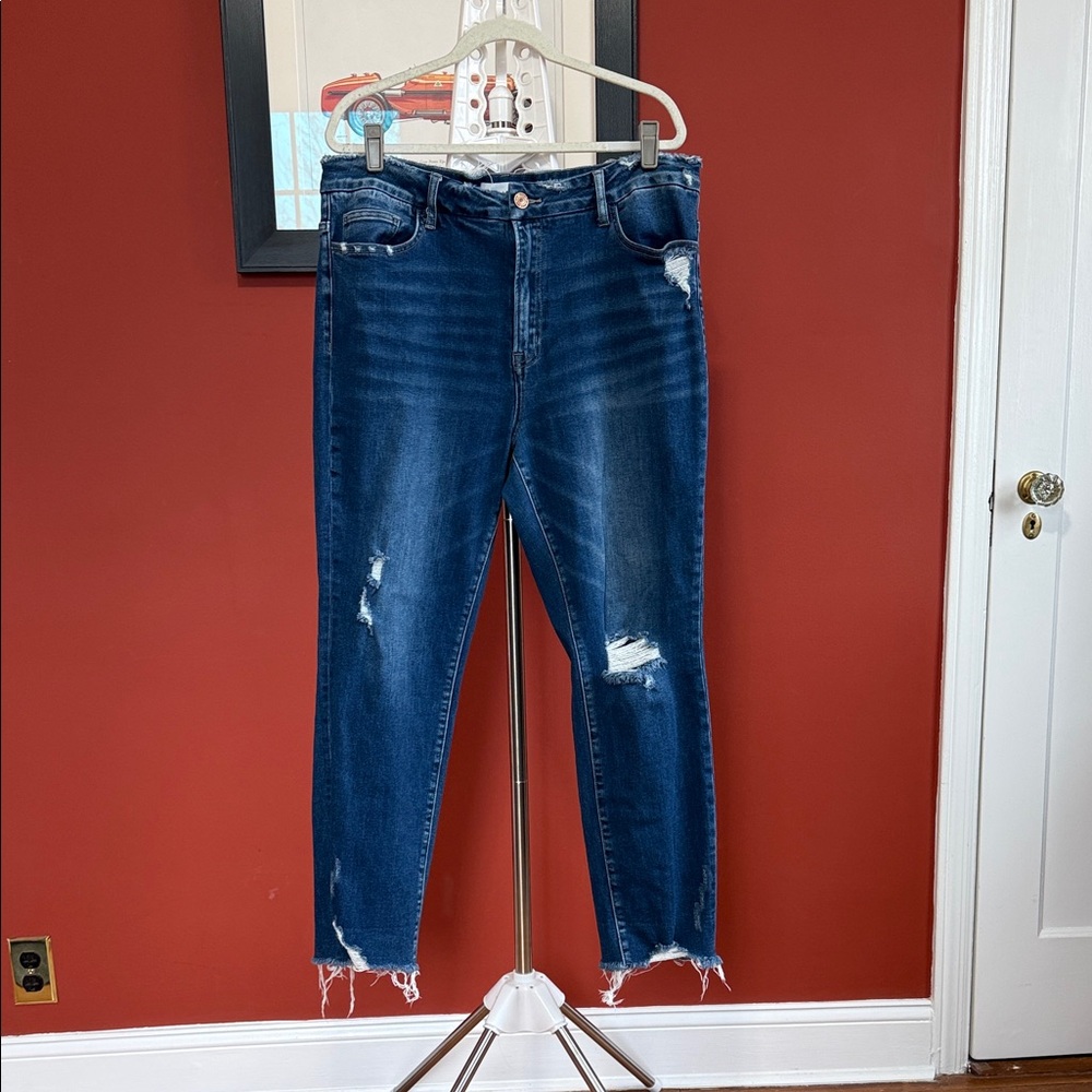 Trendy Distressed Ankle Jeans in Dark Blue